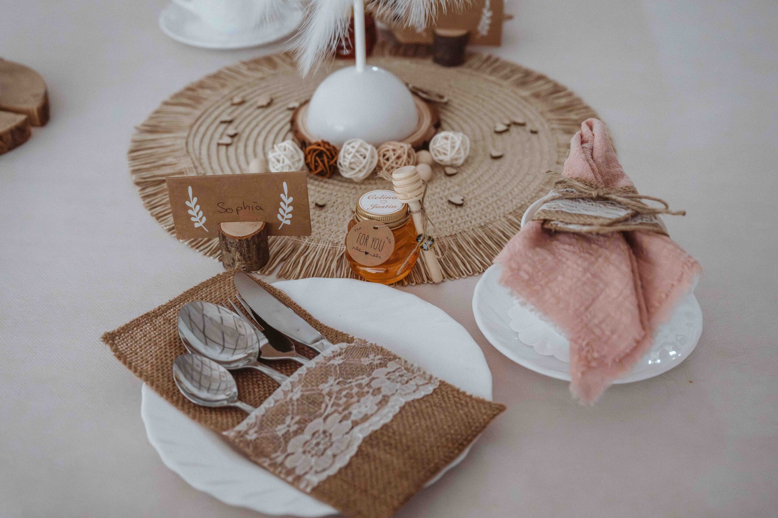 Hochzeitsreportage, liebevoll hergerichtete Tischdeko auf der Hochzeit