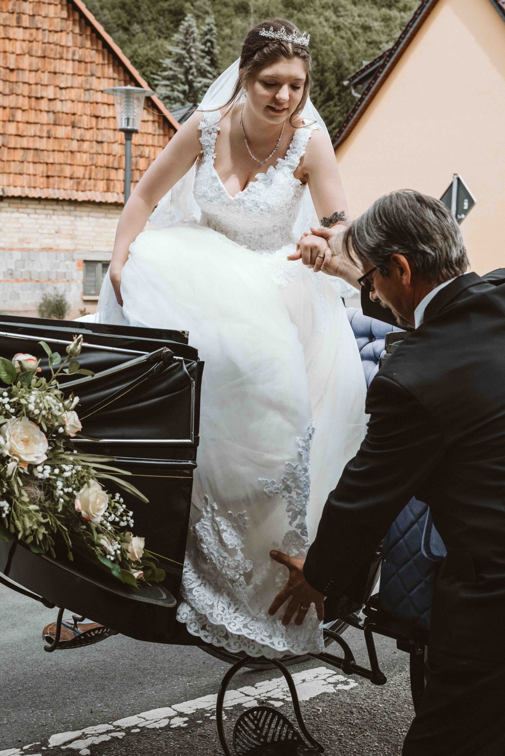 Hochzeitsreportage, die Braut steigt aus der Kutsche