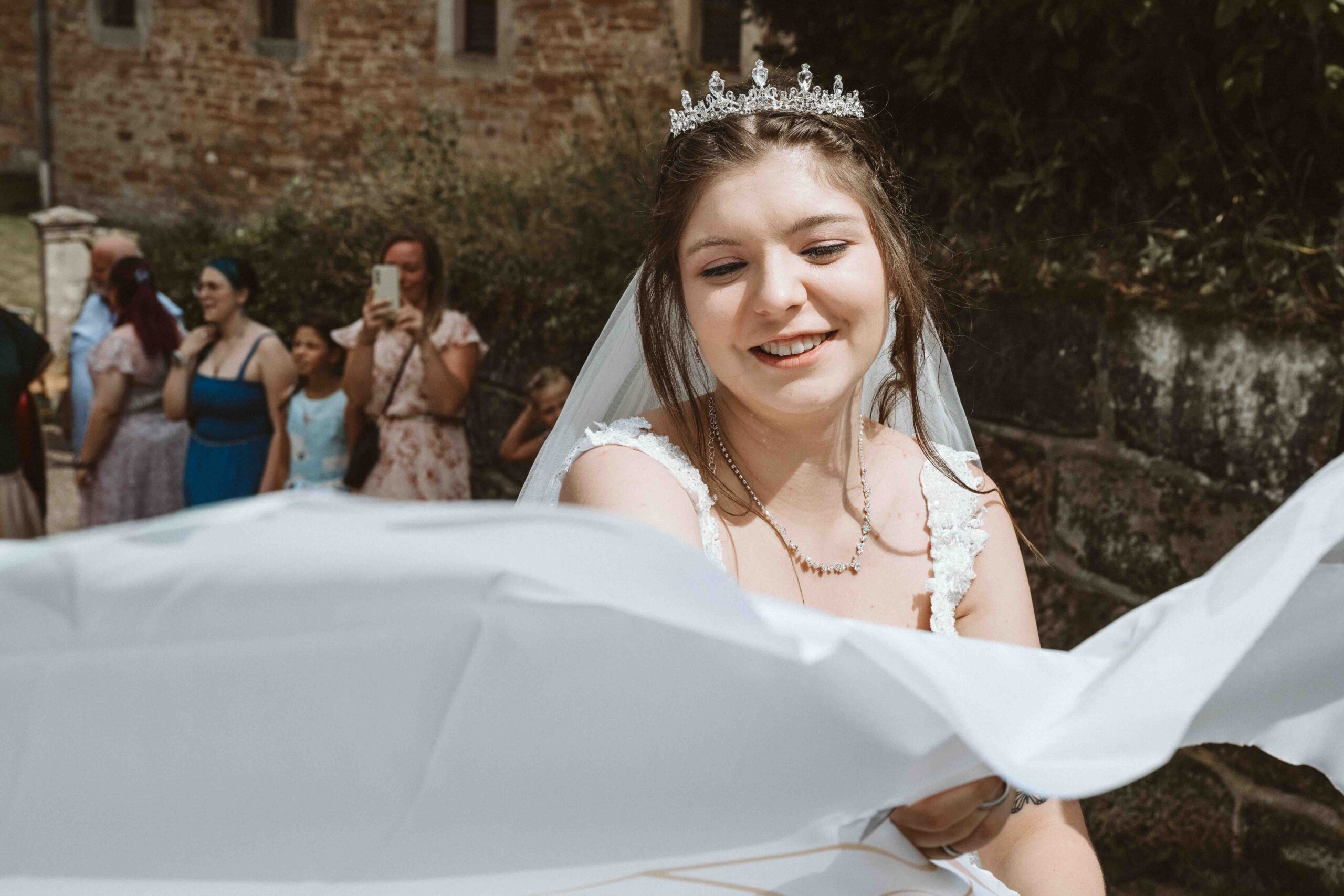 Die Braut schneidest ein Herz aus