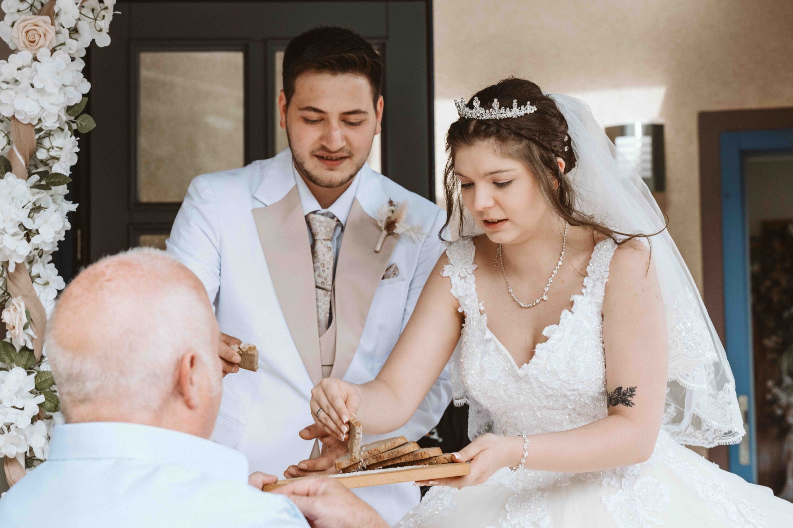 Das Brautpaar bekommt auf der Hochzeit Brot und Salz überreicht
