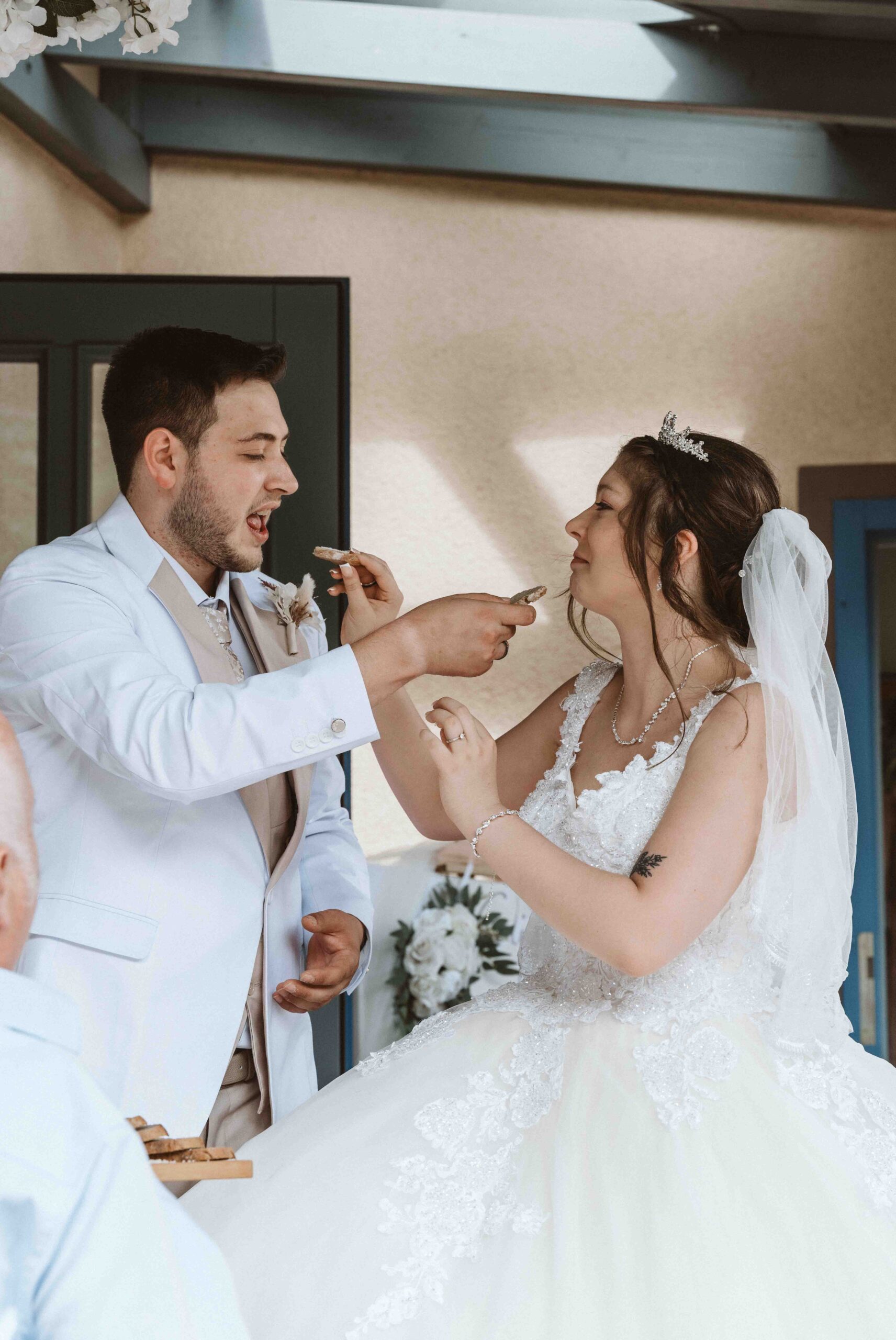 Das Brautpaar reicht sich gegenseitig Brot mit Salz