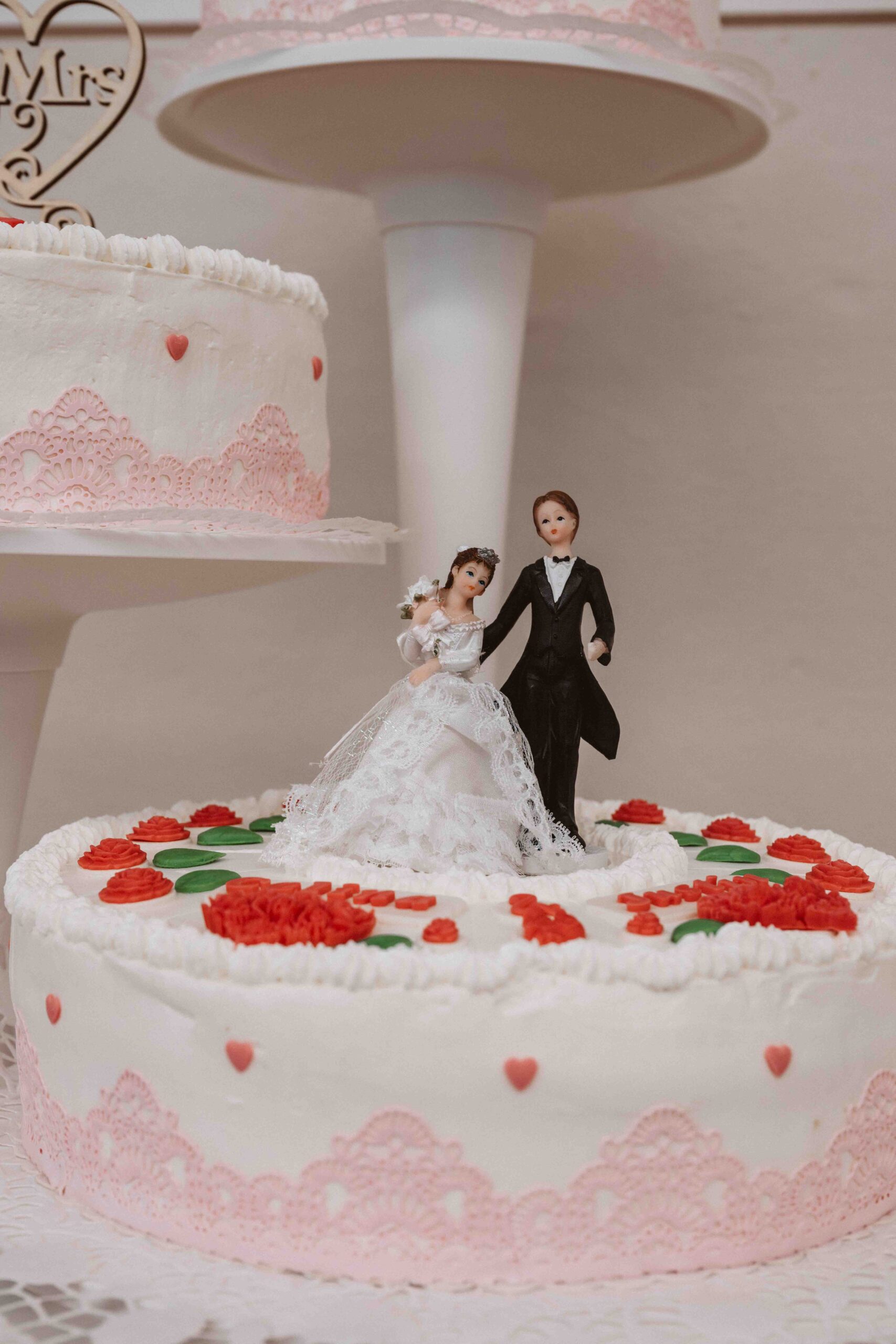 Drei stöckige Hochzeitstorte mit Hochzeitspaar