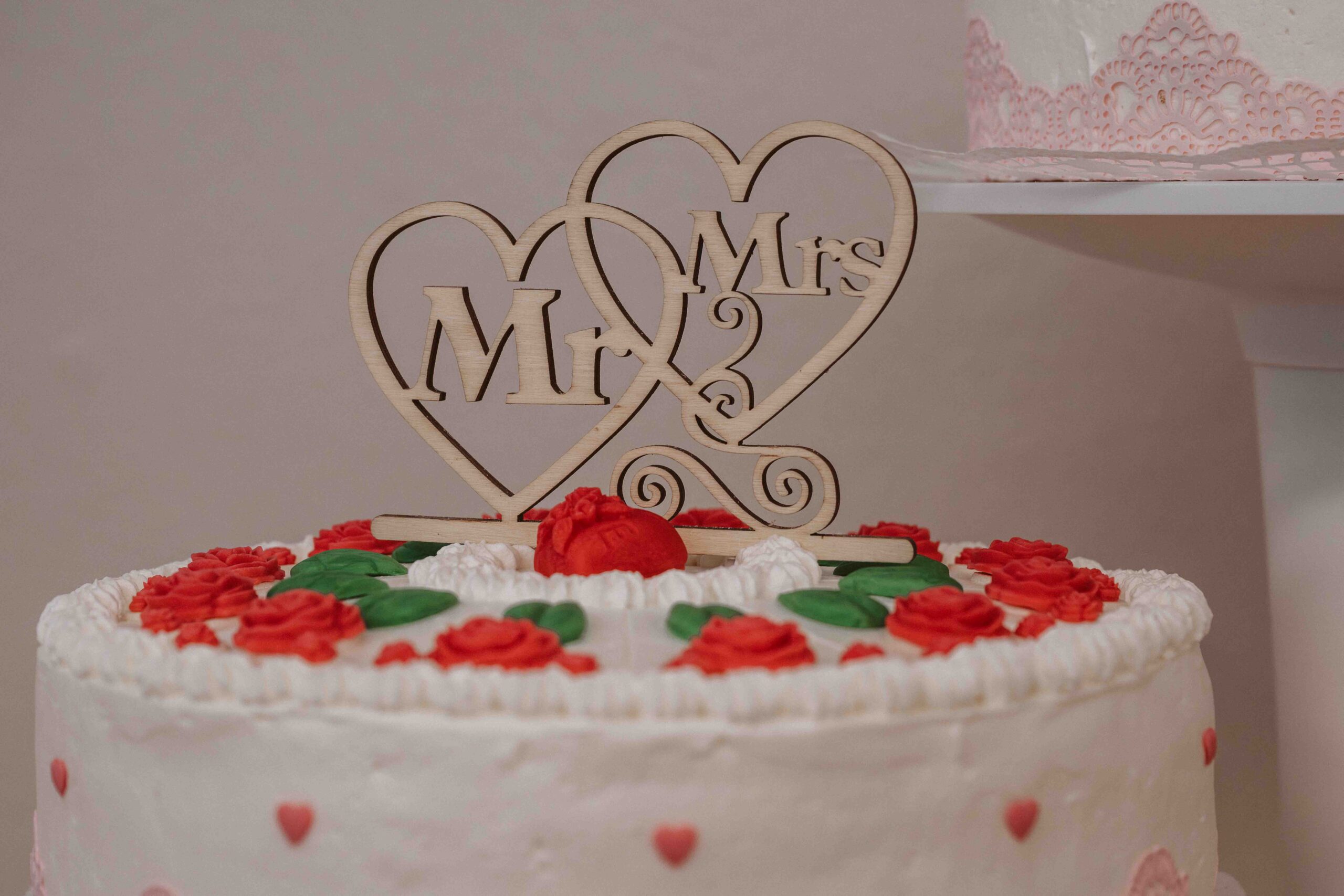 Mr & Mrs. Ausschnitt aus einer dreistöckigen Hochzeitstotrte