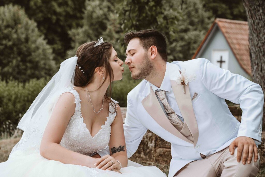 das Brautpaar posiert küssend beim Brautpaar Shooting
