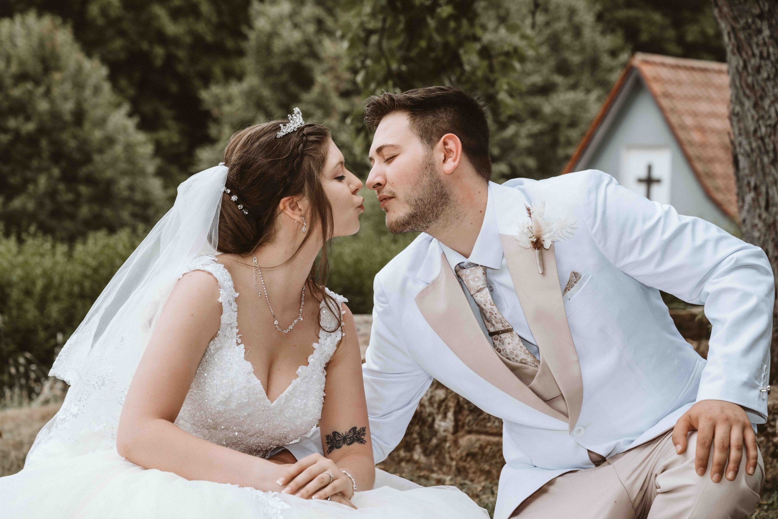 das Brautpaar posiert küssend beim Brautpaar Shooting