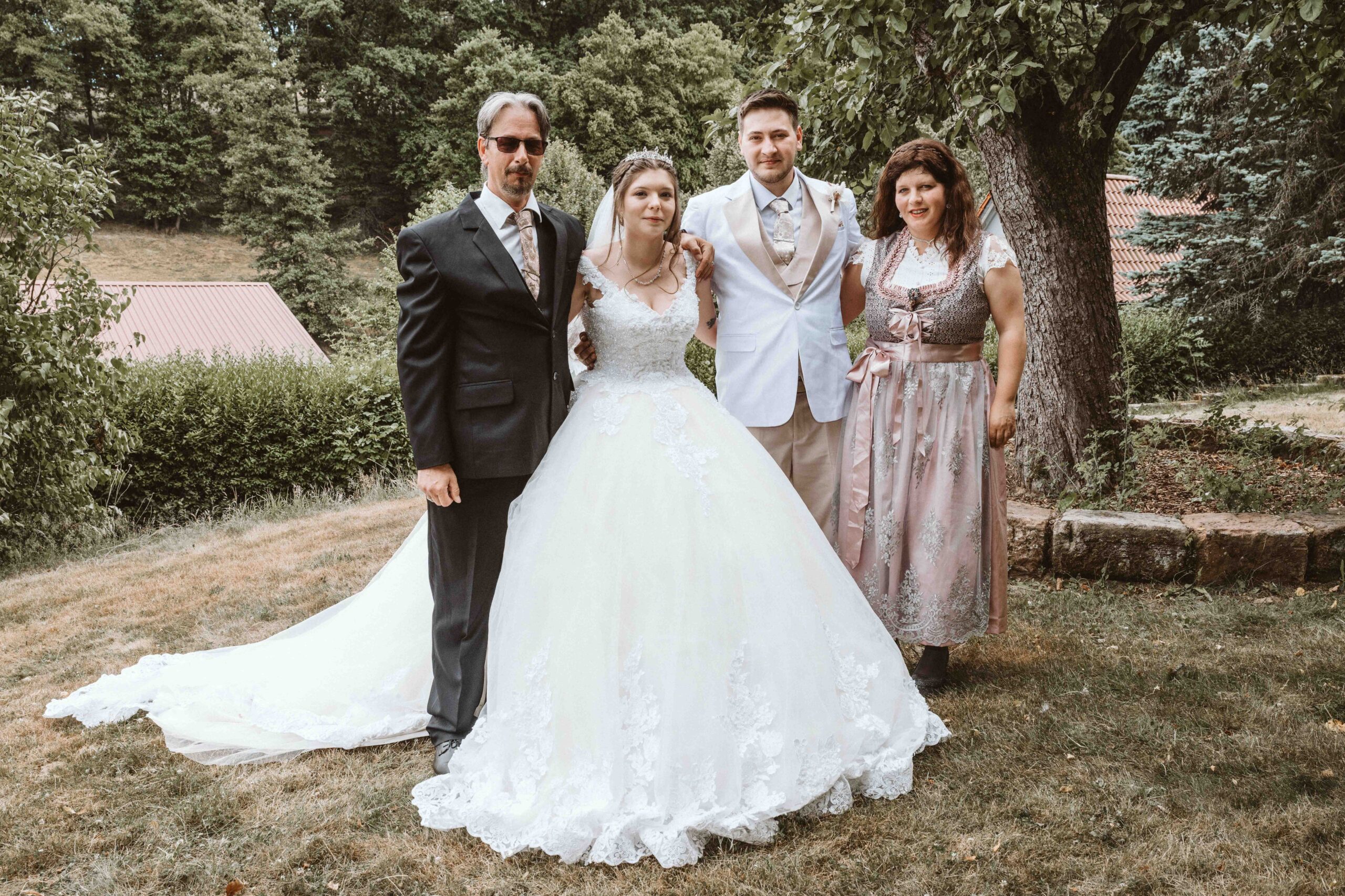Gruppenfoto, das Brautpaar mit den Brauteltern auf der Hochzeit