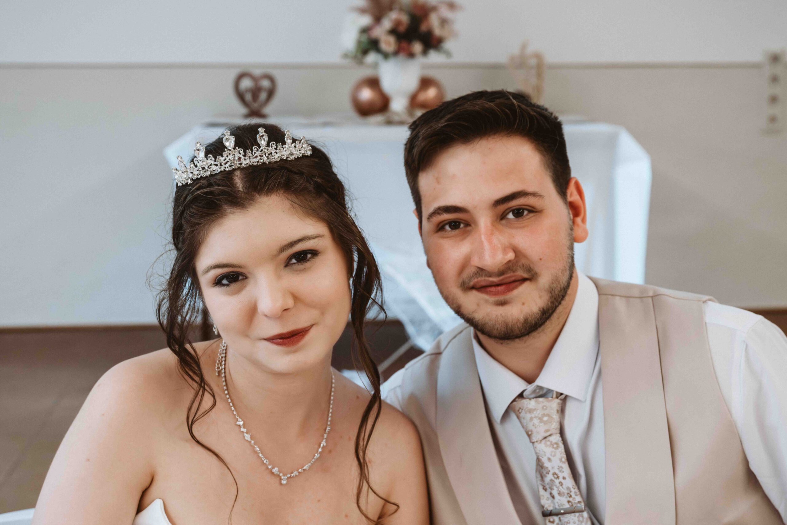 Das glückliche Brautpaar auf der Hochzeitsfeier