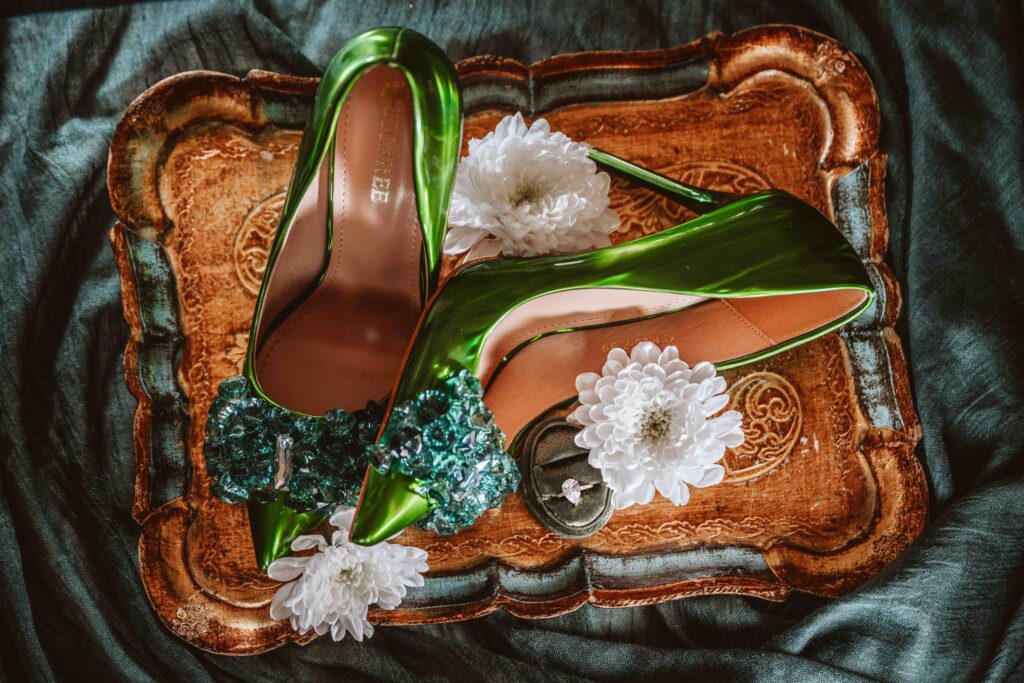 Elegante grüne Brautschuhe auf grünem Samtstoff bei einem Editorial Styled Shooting