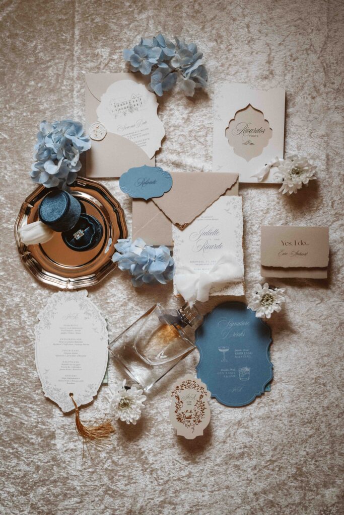 Stilvoll arrangierte Hochzeitspapeterie mit Einladungskarten, Briefumschlägen und floralen Details passend zum Editorial Styled Shooting auf Schloss Burg Heimerzheim.