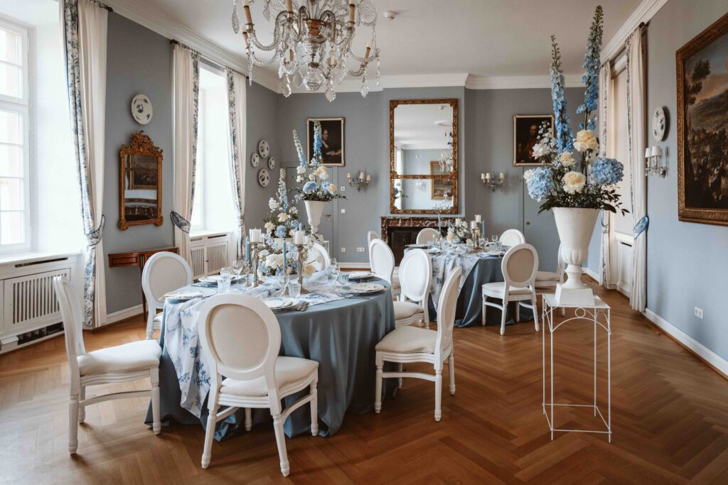 Eleganter Innenraum der Burg Heimerzheim mit großen Fenstern und stilvoller Hochzeitsatmosphäre während eines Editorial Styled Shootings.