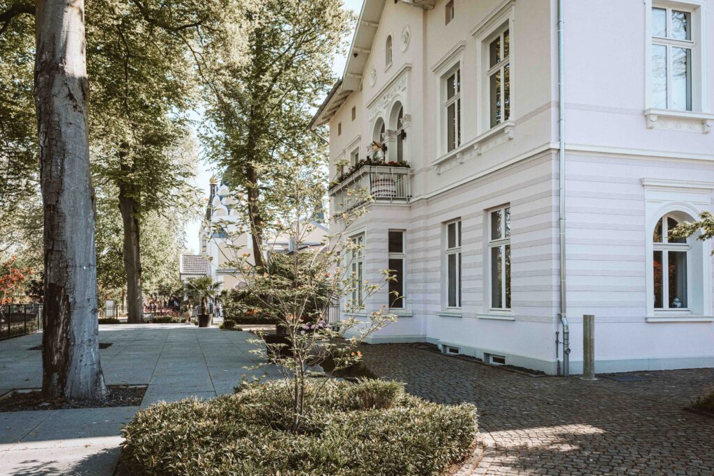 Die historische Villa Bodinus im Kölner Zoo mit eleganter Architektur, Palmen und tropischer Atmosphäre als besondere Kulisse für Hochzeiten und Events.