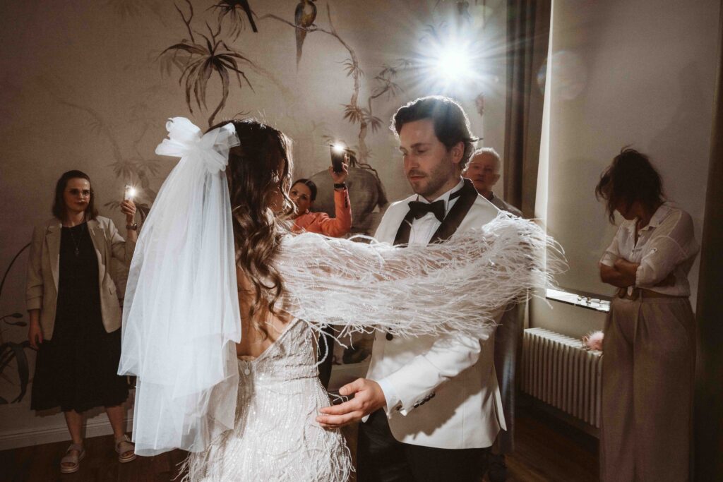 Elegantes Brautpaar beim Hochzeitstanz in der Villa Bodinus im Kölner Zoo mit atmosphärischem Blitzlicht und moderner Editorial-Wedding-Ästhetik.