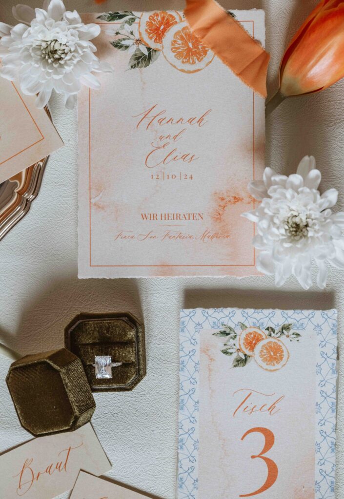 Hochzeitspapeterie mit Einladung, Verlobungsring und Tischkarte als Inspiration für die Hochzeitsplanung.