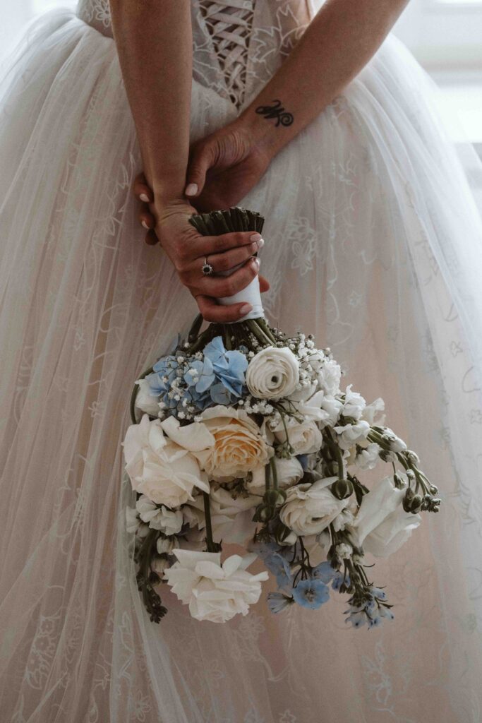 Nahaufnahme des Brautstraußes in den Händen der Braut während des Gettings Ready vor der Hochzeit.
