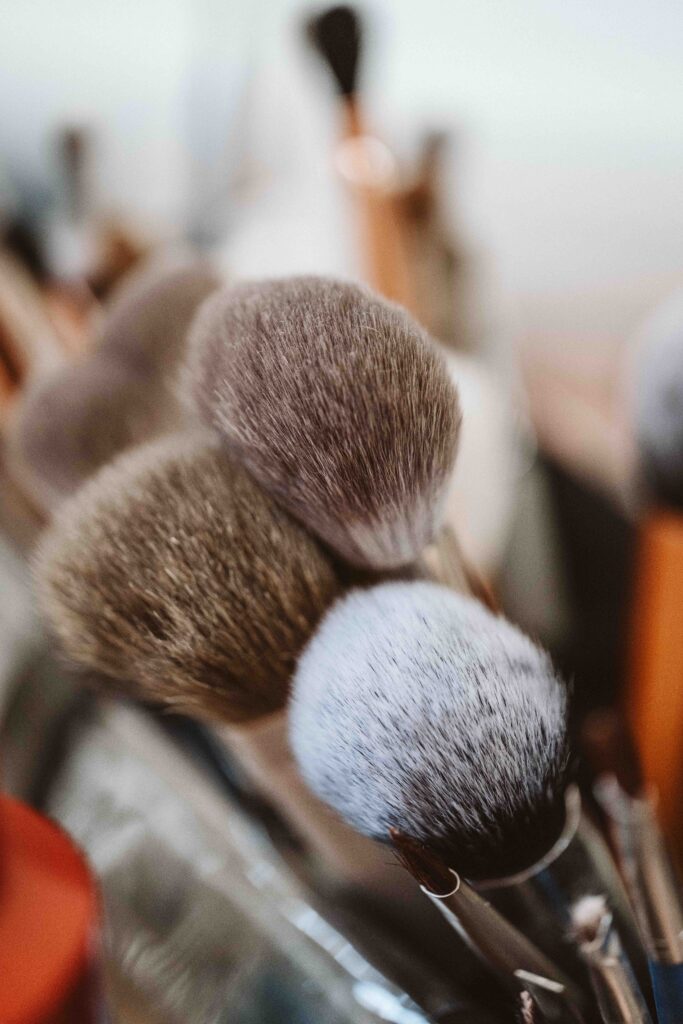 Make-up-Pinsel beim Brautstyling während des Gettings Ready vor der Hochzeit.