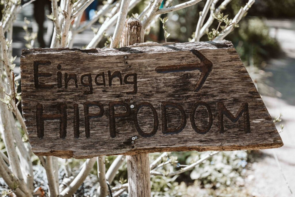 Holzschild mit der Aufschrift Hippodom im Kölner Zoo