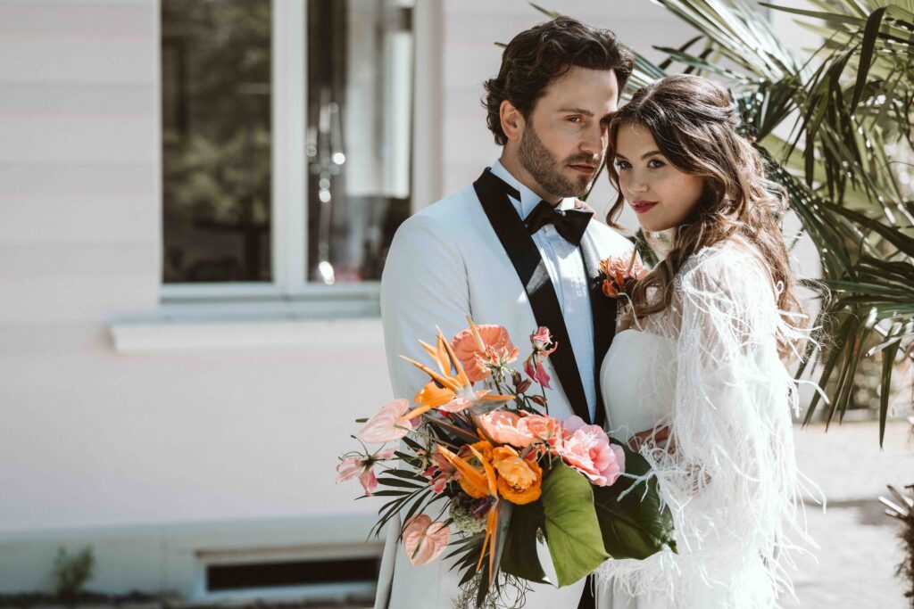 Elegantes Brautpaar vor der Villa Bodinus im Kölner Zoo bei einem romantischen Hochzeitsshooting.