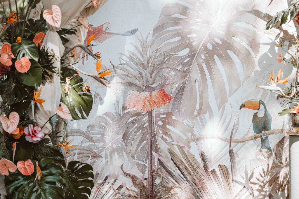 Tropische Hochzeitskulisse mit floraler Dekoration für eine freie Trauung in der Villa Bodinus.