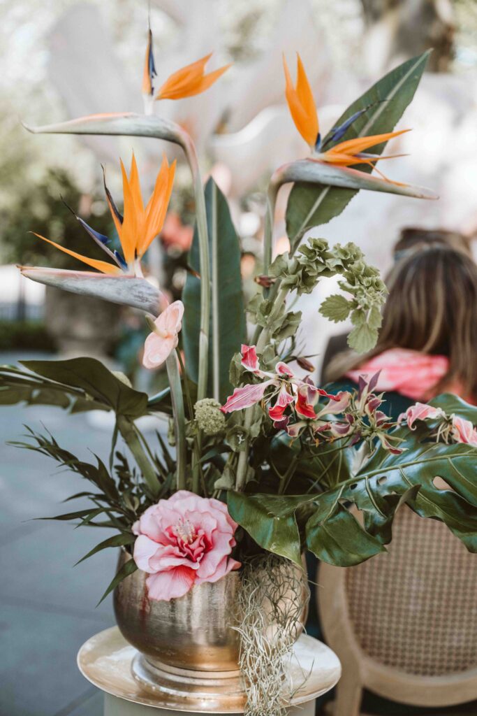 Exotisches Blumengesteck mit Paradiesvogelblumen für eine freie Trauung in der Villa Bodinus.