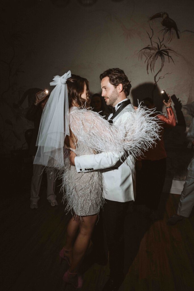 Braut und Bräutigam tanzen ihren Hochzeitstanz in der Villa Bodinus im Kölner Zoo