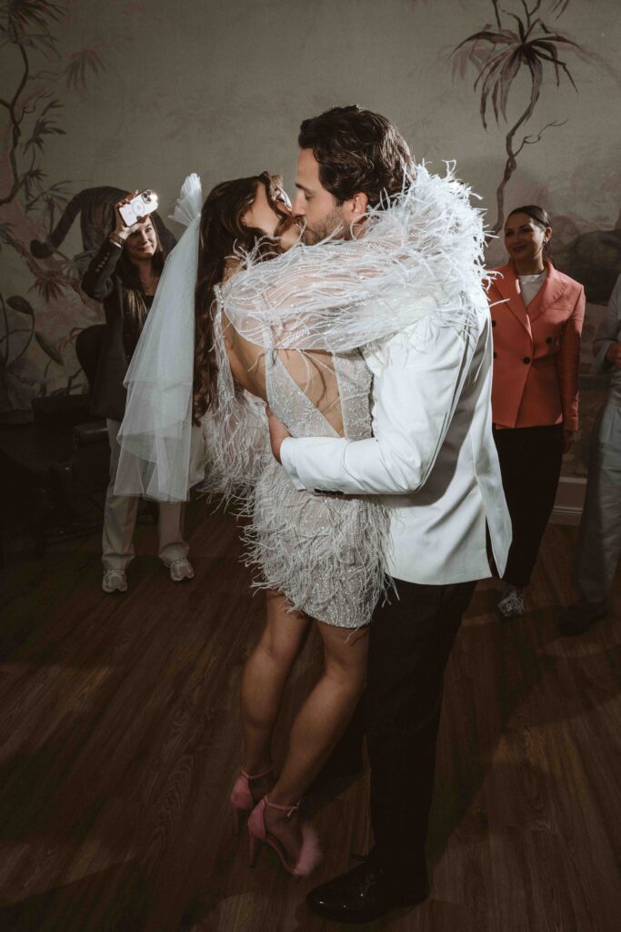 Braut und Bräutigam küssen sich während ihres Hochzeitstanzes in der Villa Bodinus