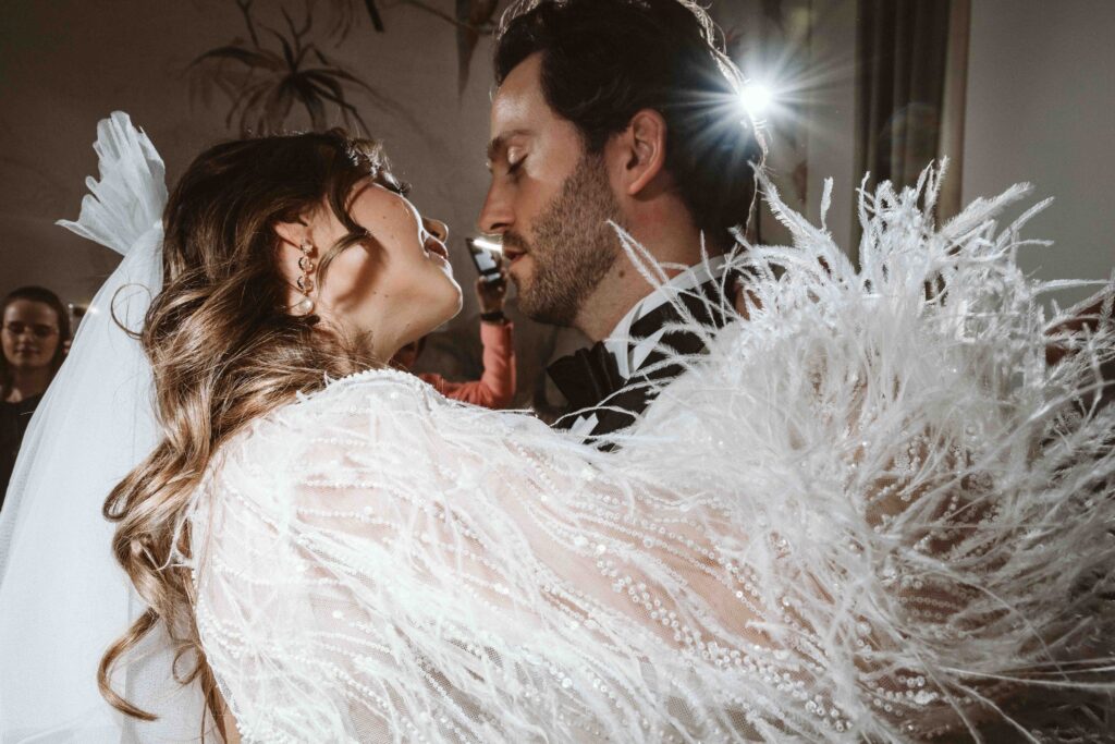 Nahaufnahme eines verliebten Brautpaares während des Hochzeitstanzes mit stimmungsvollem Gegenlicht